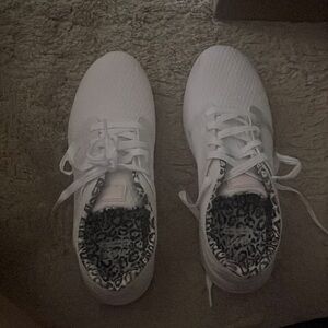 Active wear shoes, US women’s size 9 unworn no tags excellent condition.